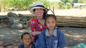 Annie avec des enfants du village
