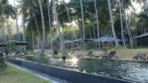 La piscine derrière la plage, fin de journée