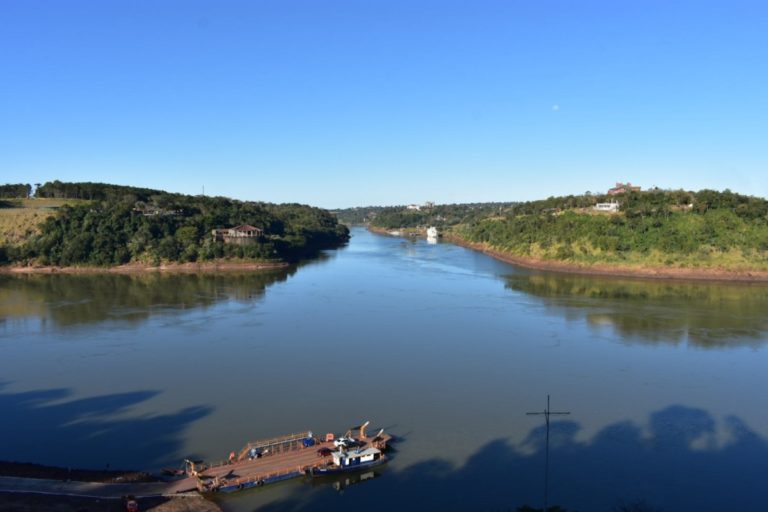 A gauche le Brésil, à droite l'Argentine, derrière le Paraguay