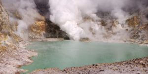 Le lac d'acide dans le cratère principal