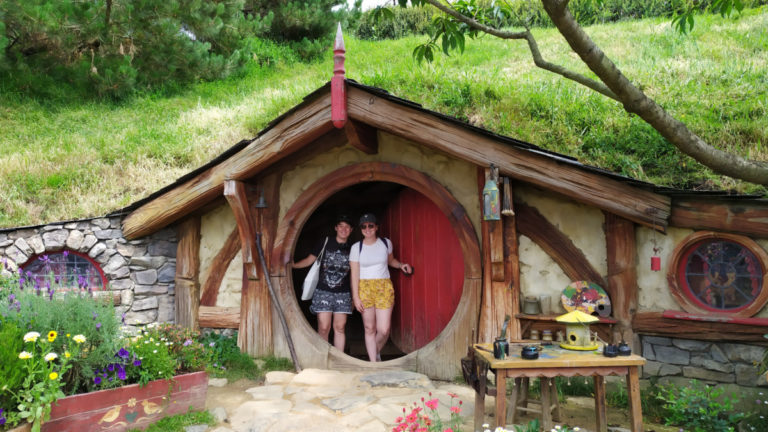 Deux Hobbits devant leur maison