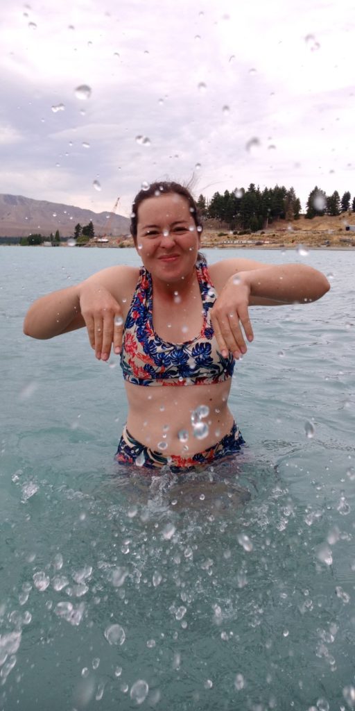 Baignade dans le lac Tekapo