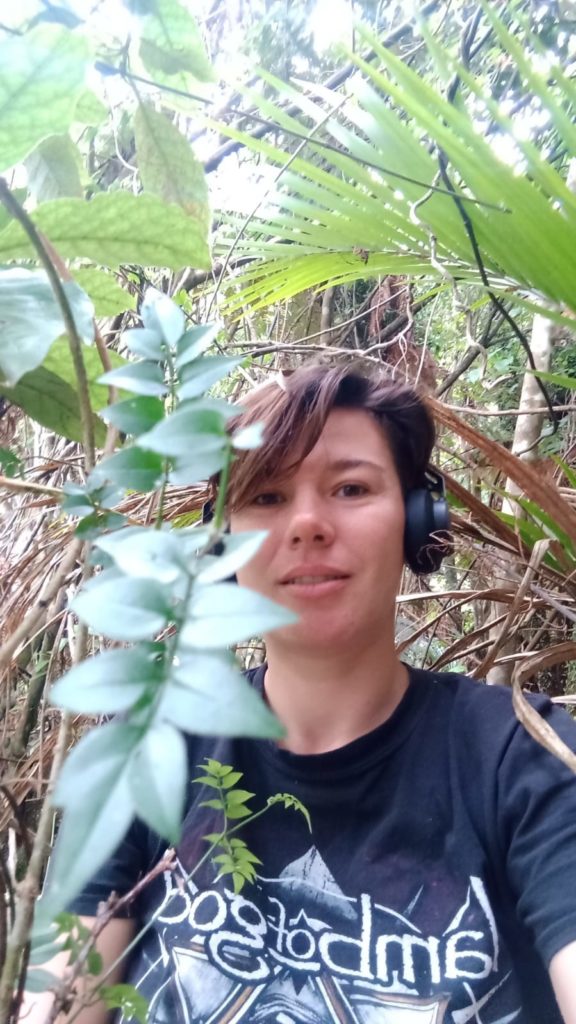 Camille fait du désherbage dans le bush (forêt)