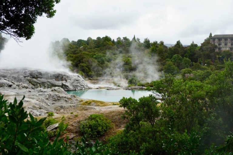Geyser à gauche en activité